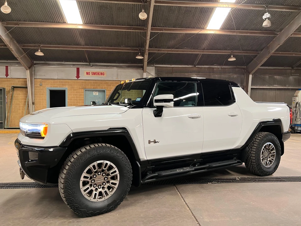 2022 GMC Hummer EV - Image 12 of 31