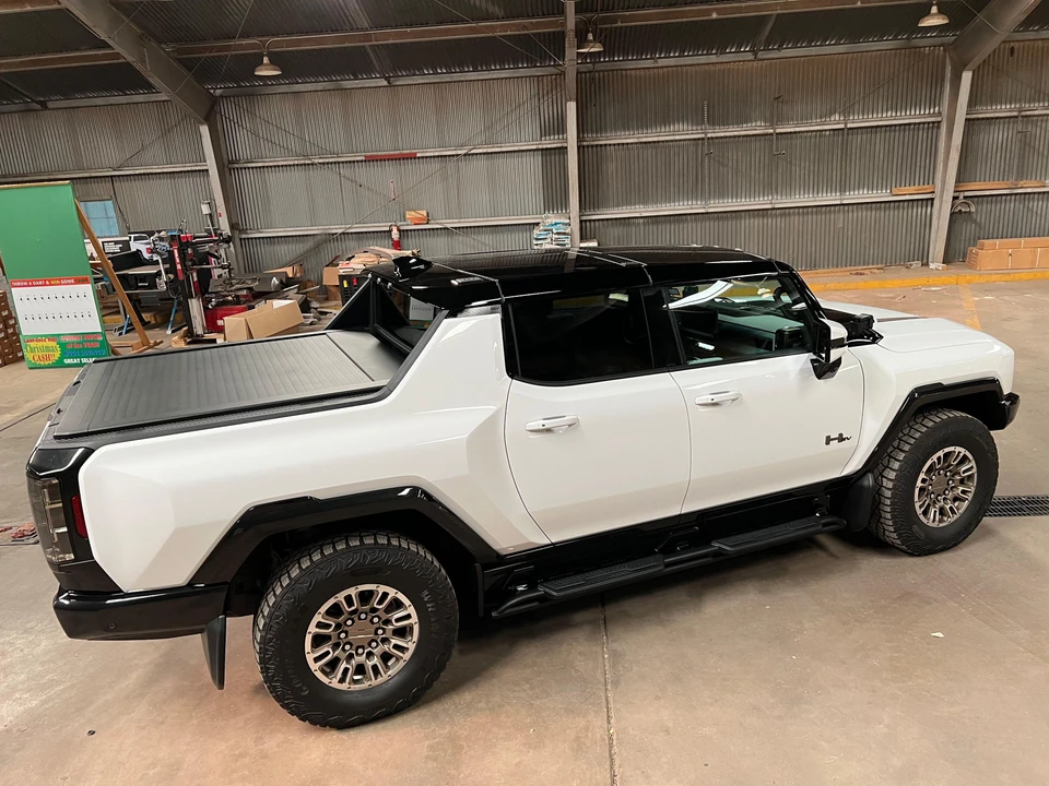 2022 GMC Hummer EV - Image 16 of 31