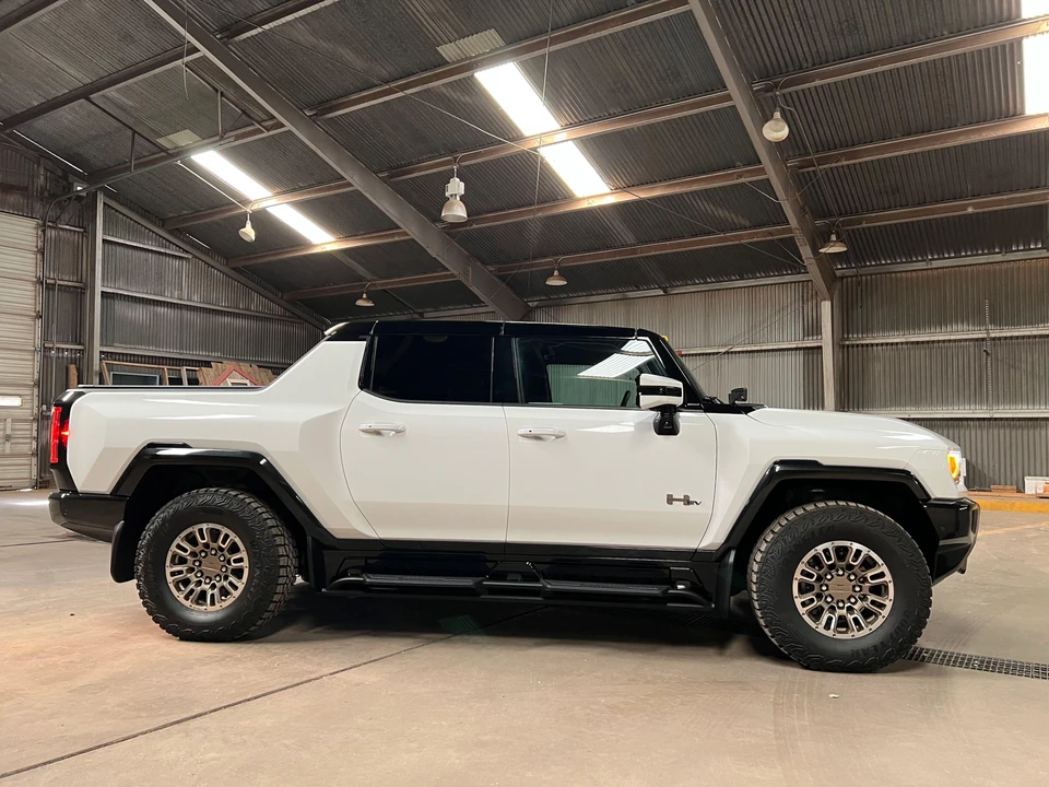 2022 GMC Hummer EV - Image 17 of 31