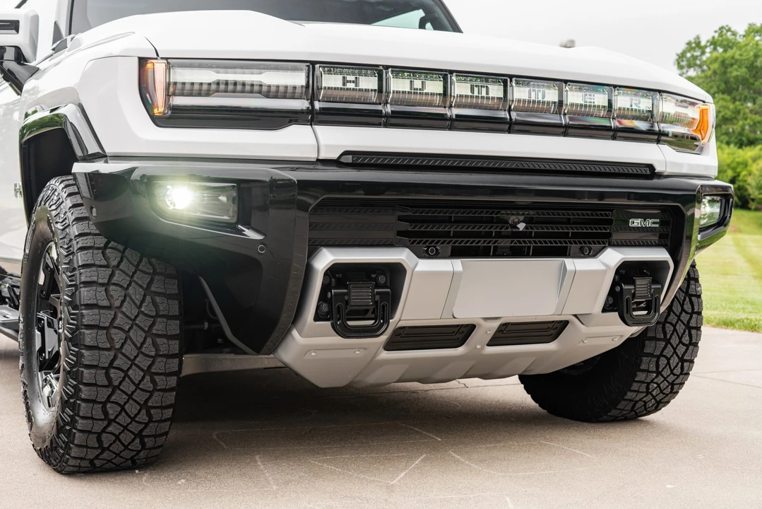2022 GMC Hummer EV - Image 12 of 31