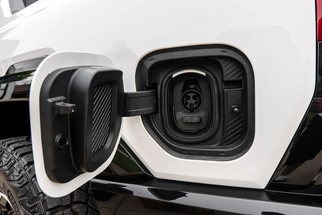 2022 GMC Hummer EV - Image 30 of 31