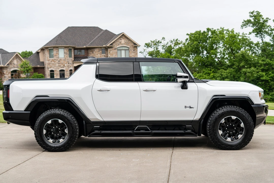 2022 GMC Hummer EV - Image 7 of 31