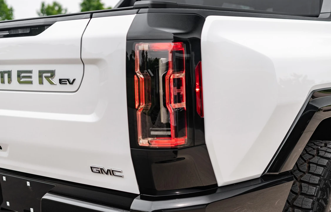 2022 GMC Hummer EV - Image 18 of 31
