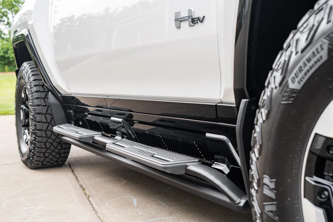 2022 GMC Hummer EV - Image 16 of 31