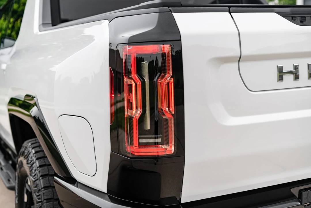 2022 GMC Hummer EV - Image 19 of 31