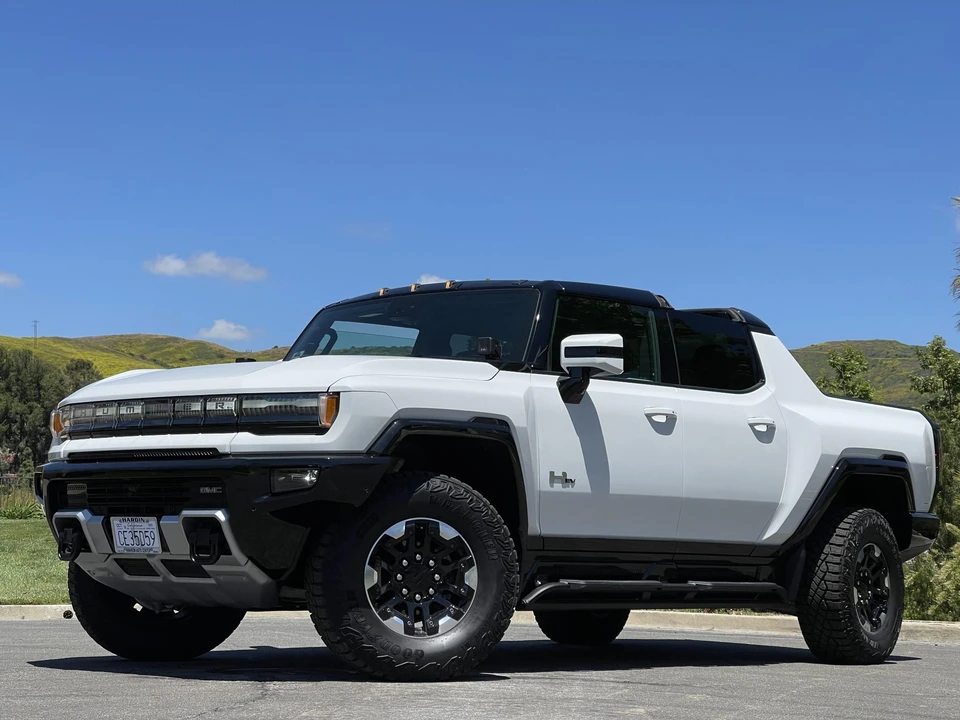 2022 GMC Hummer EV - Image 10 of 31