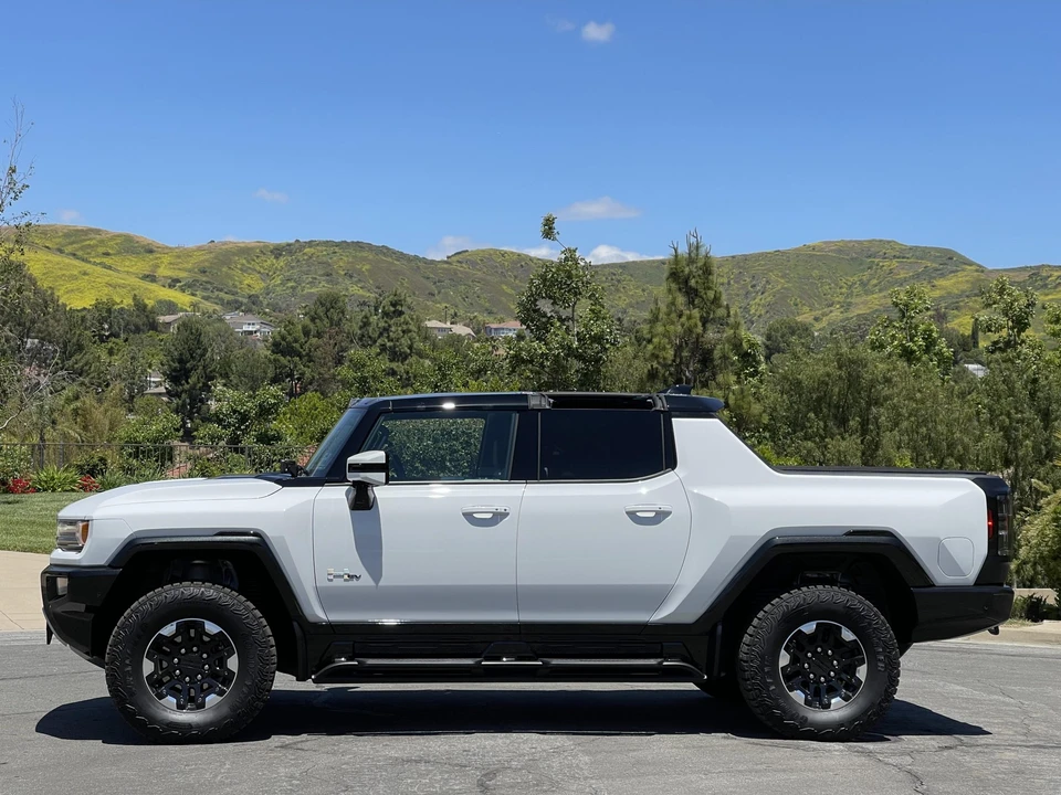 2022 GMC Hummer EV - Image 14 of 31
