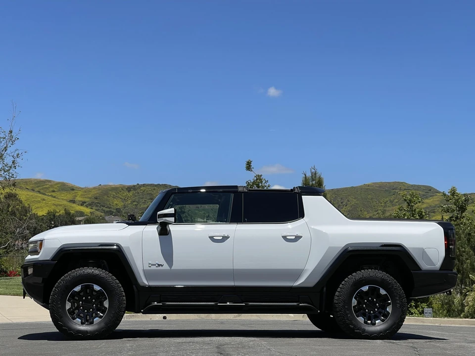 2022 GMC Hummer EV - Image 15 of 31