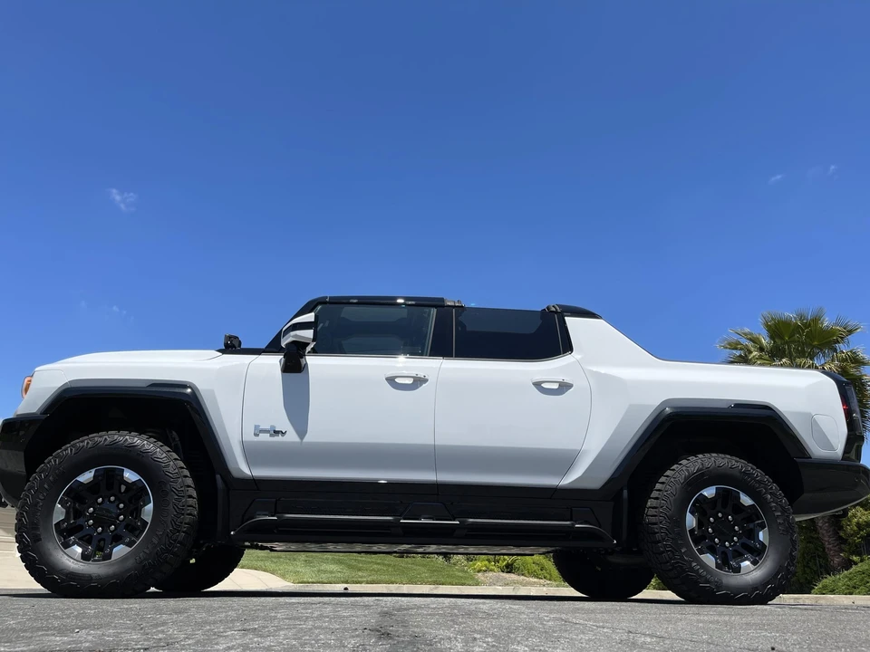 2022 GMC Hummer EV - Image 16 of 31