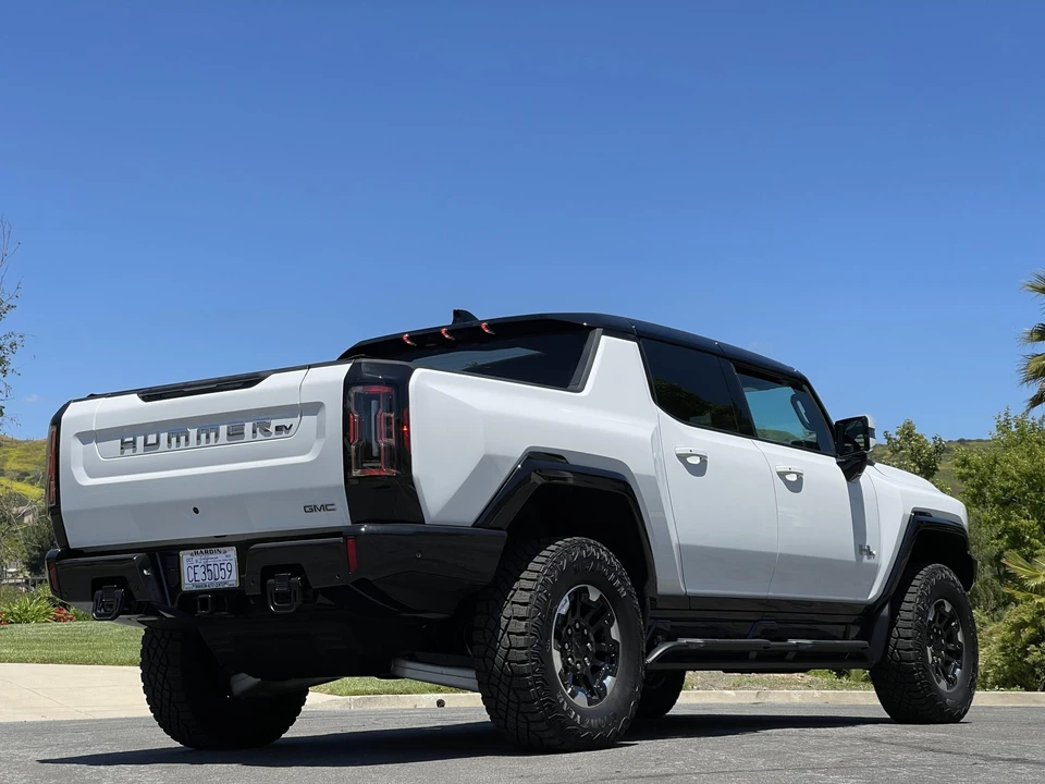 2022 GMC Hummer EV - Image 25 of 31