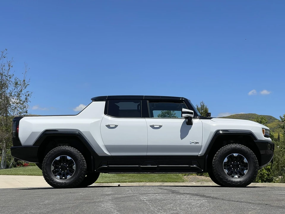 2022 GMC Hummer EV - Image 26 of 31