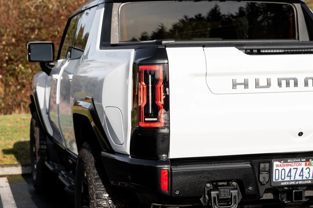 2022 GMC Hummer EV - Image 18 of 31