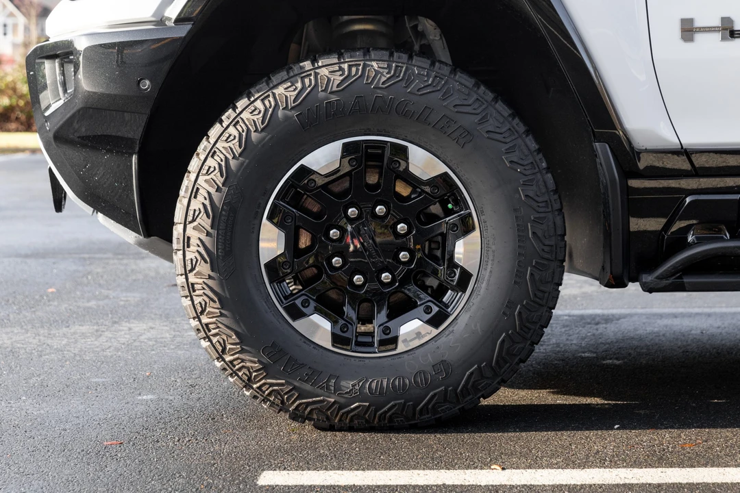 2022 GMC Hummer EV - Image 26 of 31