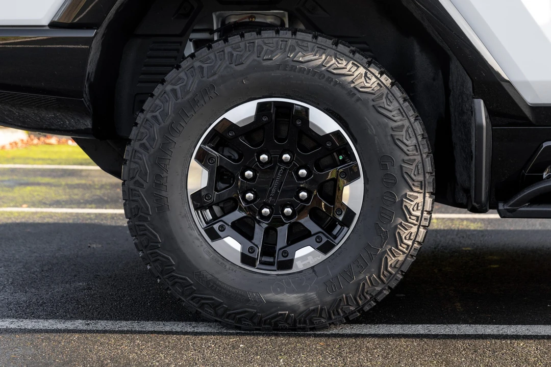 2022 GMC Hummer EV - Image 28 of 31
