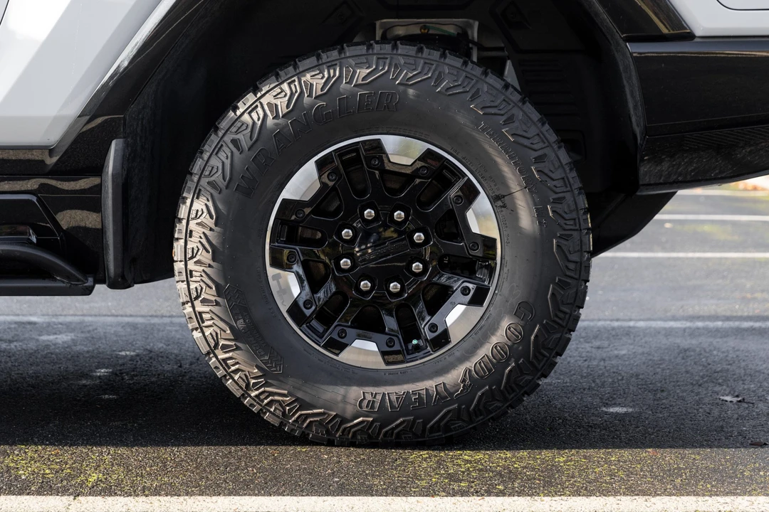 2022 GMC Hummer EV - Image 29 of 31