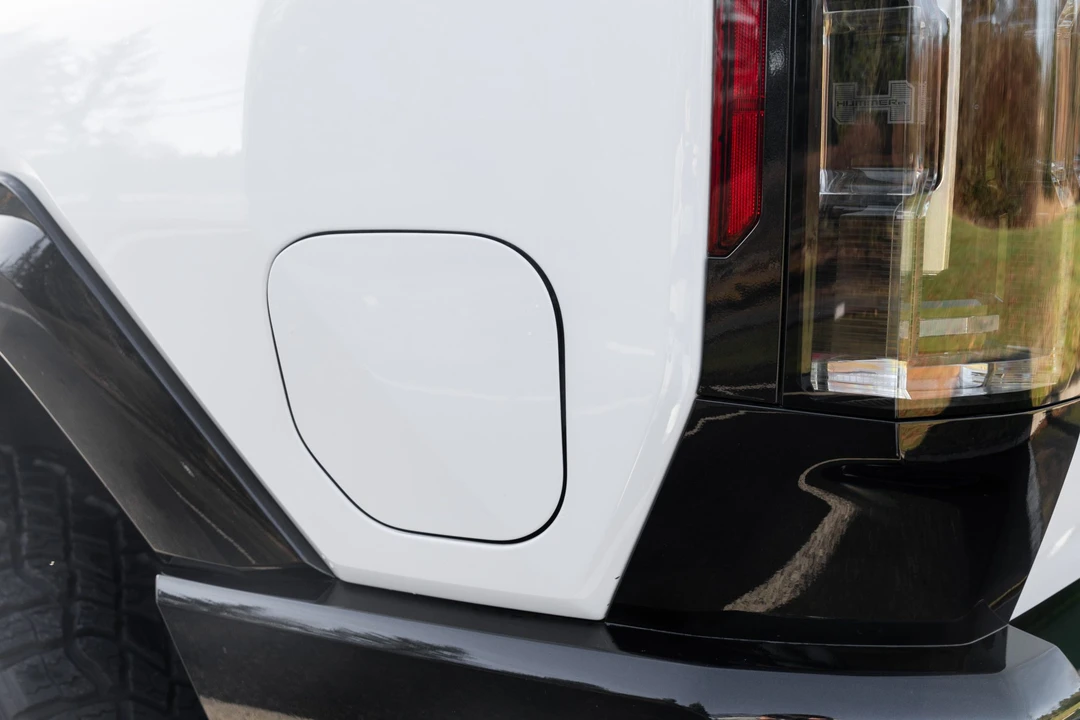 2022 GMC Hummer EV - Image 17 of 31