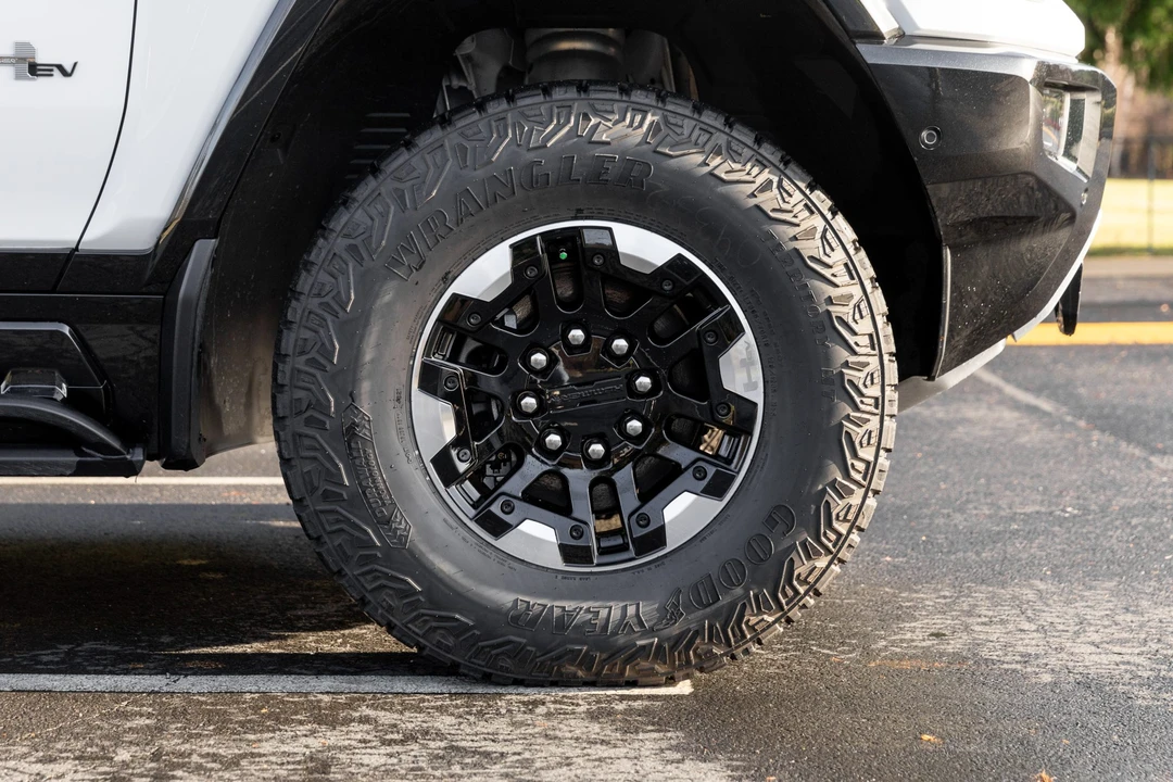 2022 GMC Hummer EV - Image 27 of 31