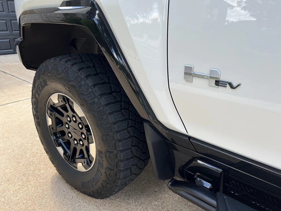 2022 GMC Hummer EV - Image 23 of 31
