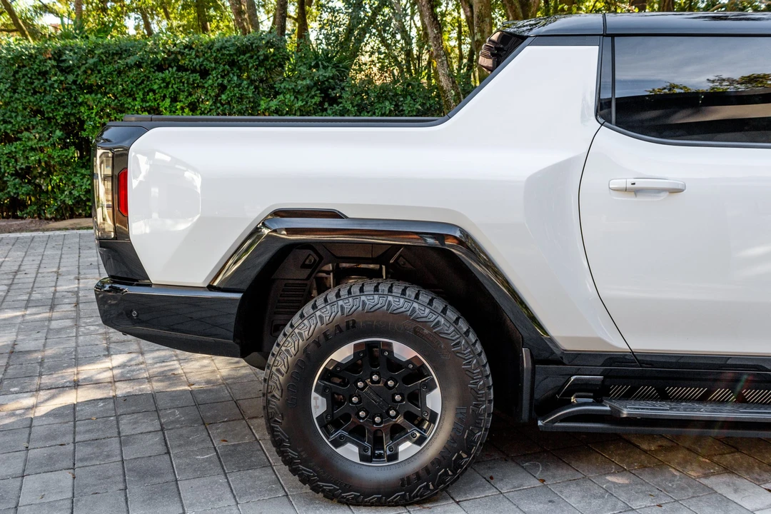 2022 GMC Hummer EV - Image 12 of 31