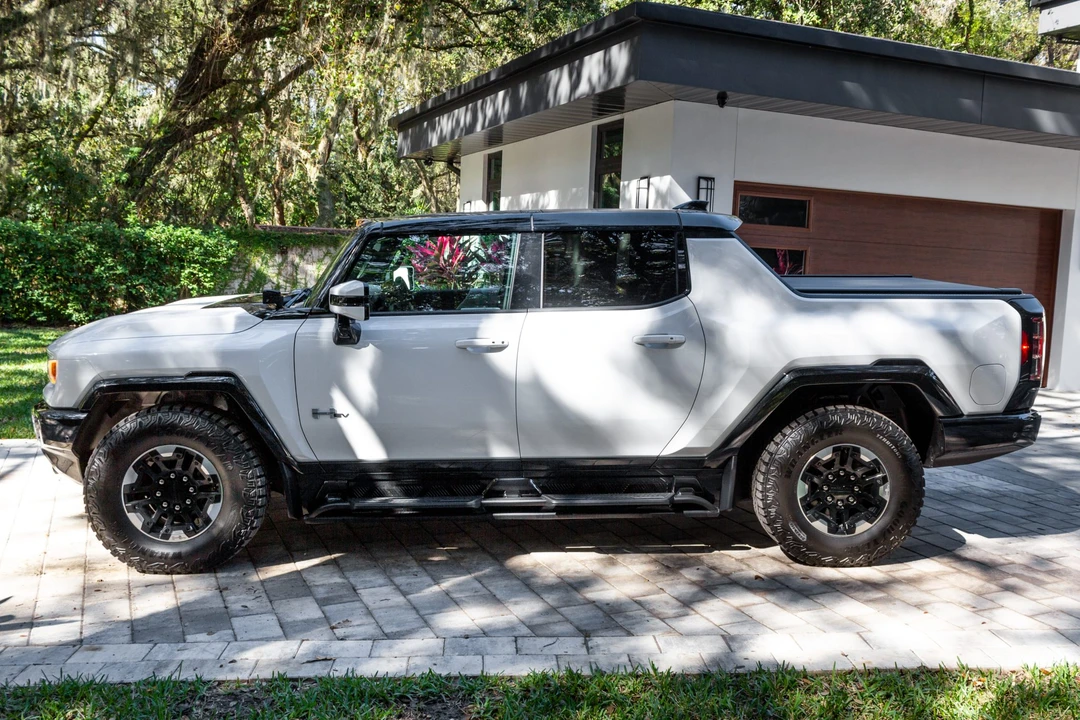 2022 GMC Hummer EV - Image 9 of 31