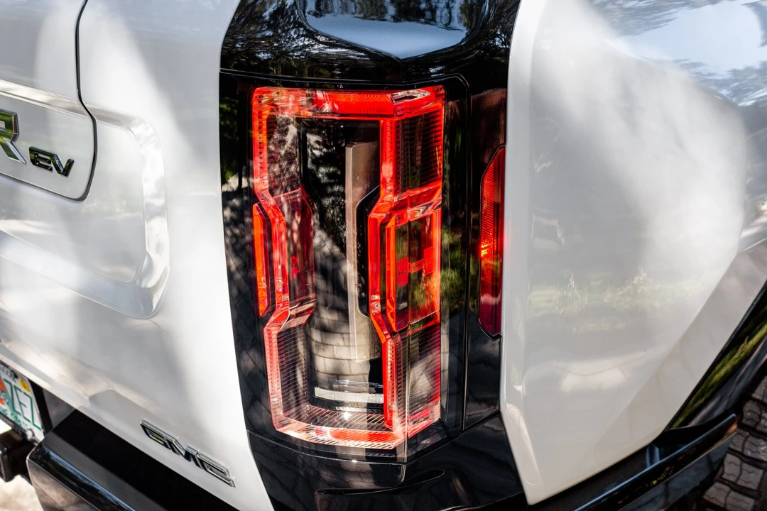 2022 GMC Hummer EV - Image 25 of 31