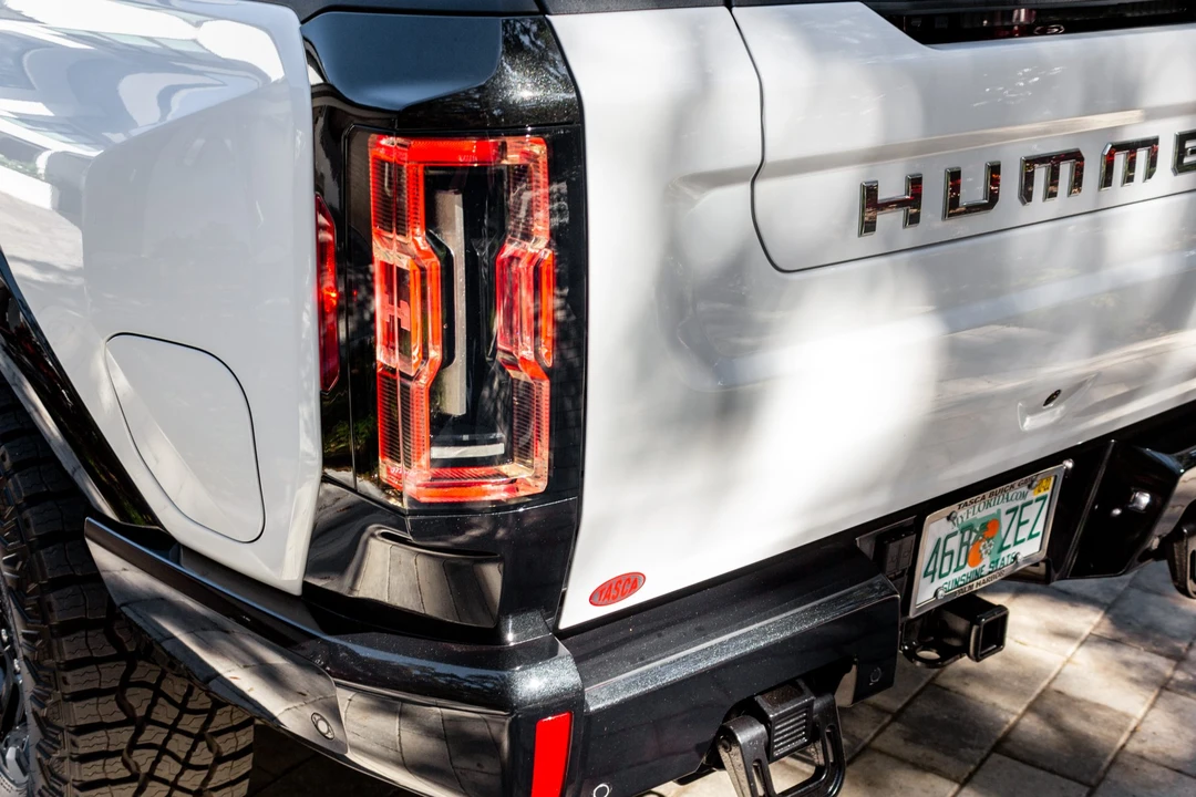 2022 GMC Hummer EV - Image 24 of 31