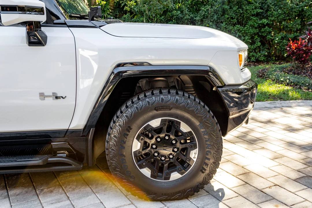 2022 GMC Hummer EV - Image 13 of 31