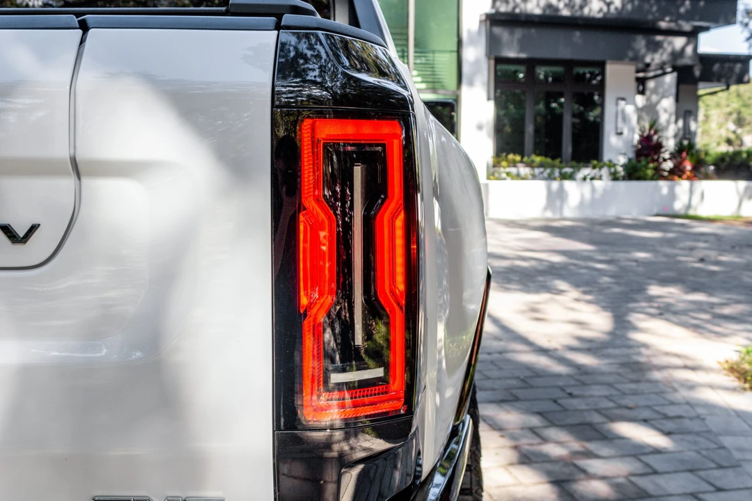 2022 GMC Hummer EV - Image 23 of 31