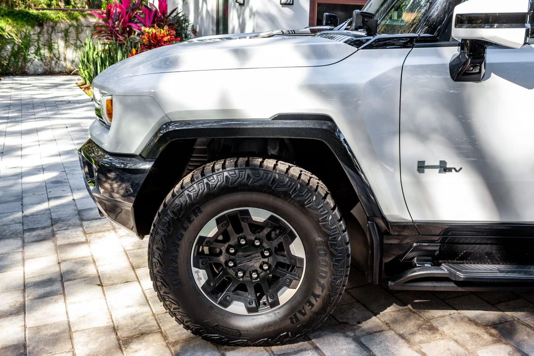 2022 GMC Hummer EV - Image 10 of 31