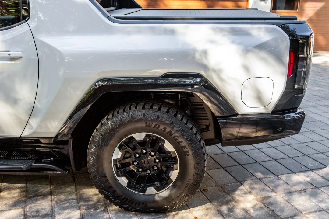 2022 GMC Hummer EV - Image 11 of 31