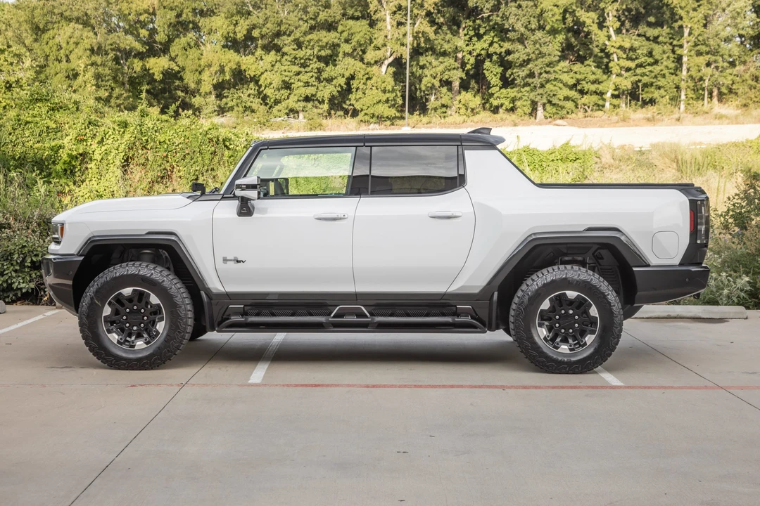 2022 GMC Hummer EV - Image 10 of 31