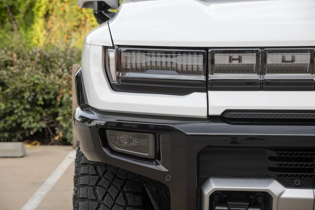 2022 GMC Hummer EV - Image 14 of 31