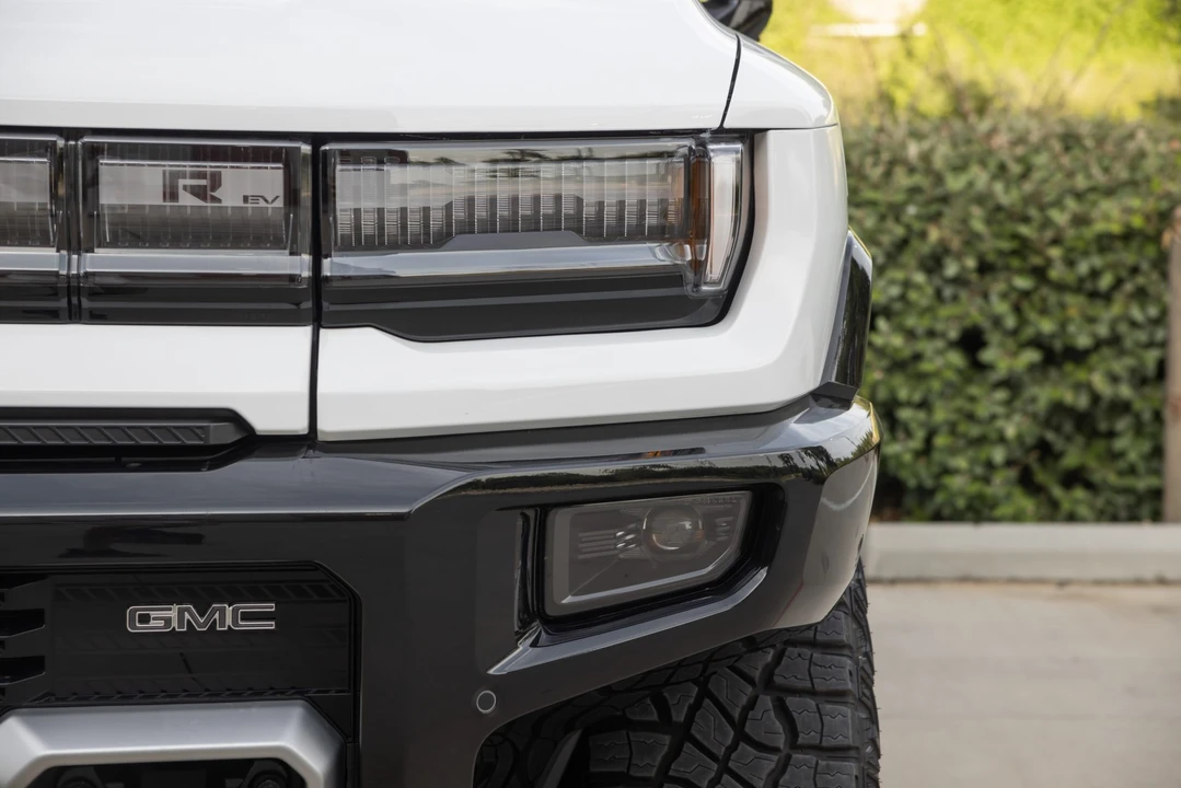 2022 GMC Hummer EV - Image 15 of 31