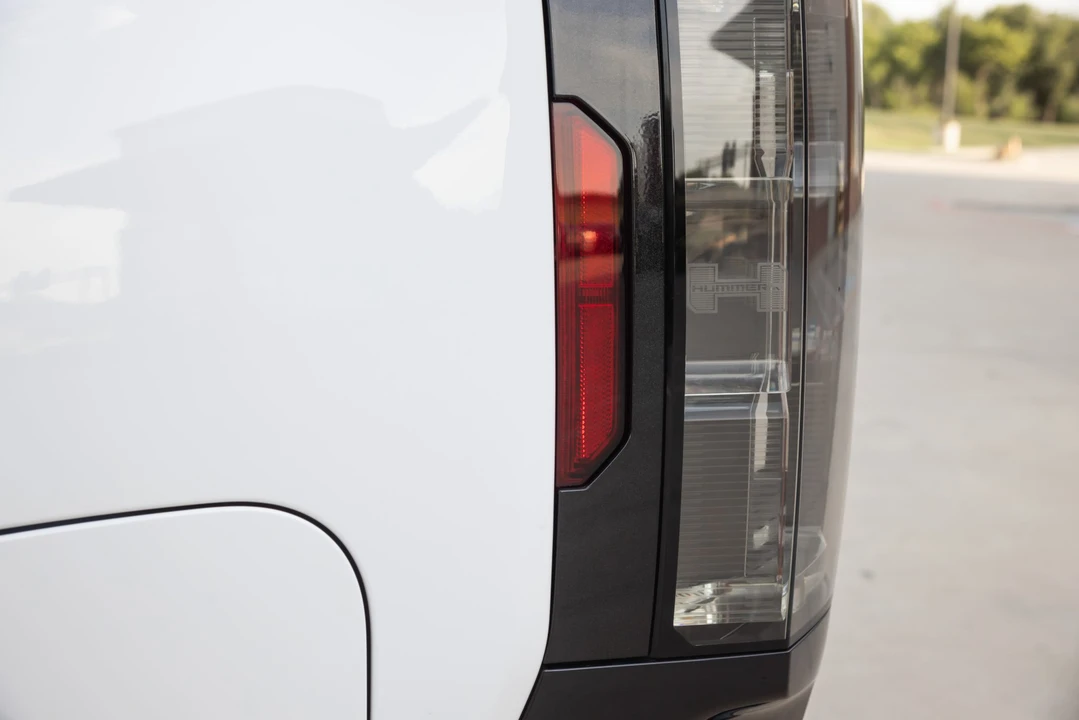 2022 GMC Hummer EV - Image 26 of 31