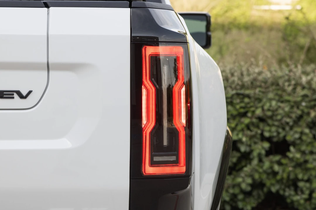 2022 GMC Hummer EV - Image 24 of 31