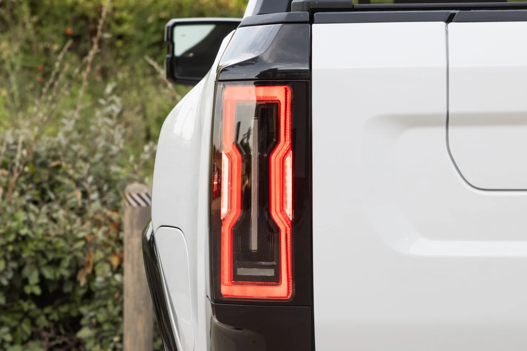 2022 GMC Hummer EV - Image 23 of 31