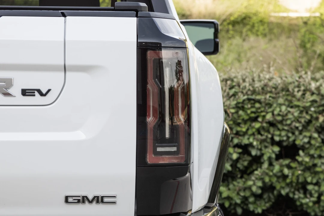 2022 GMC Hummer EV - Image 22 of 31