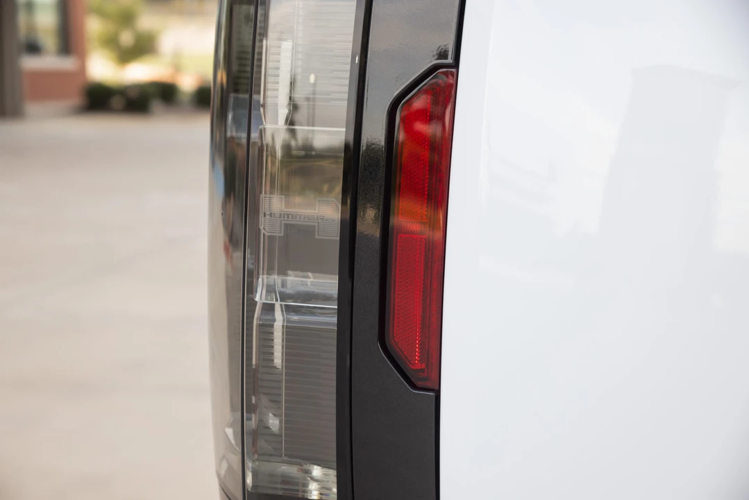 2022 GMC Hummer EV - Image 25 of 31