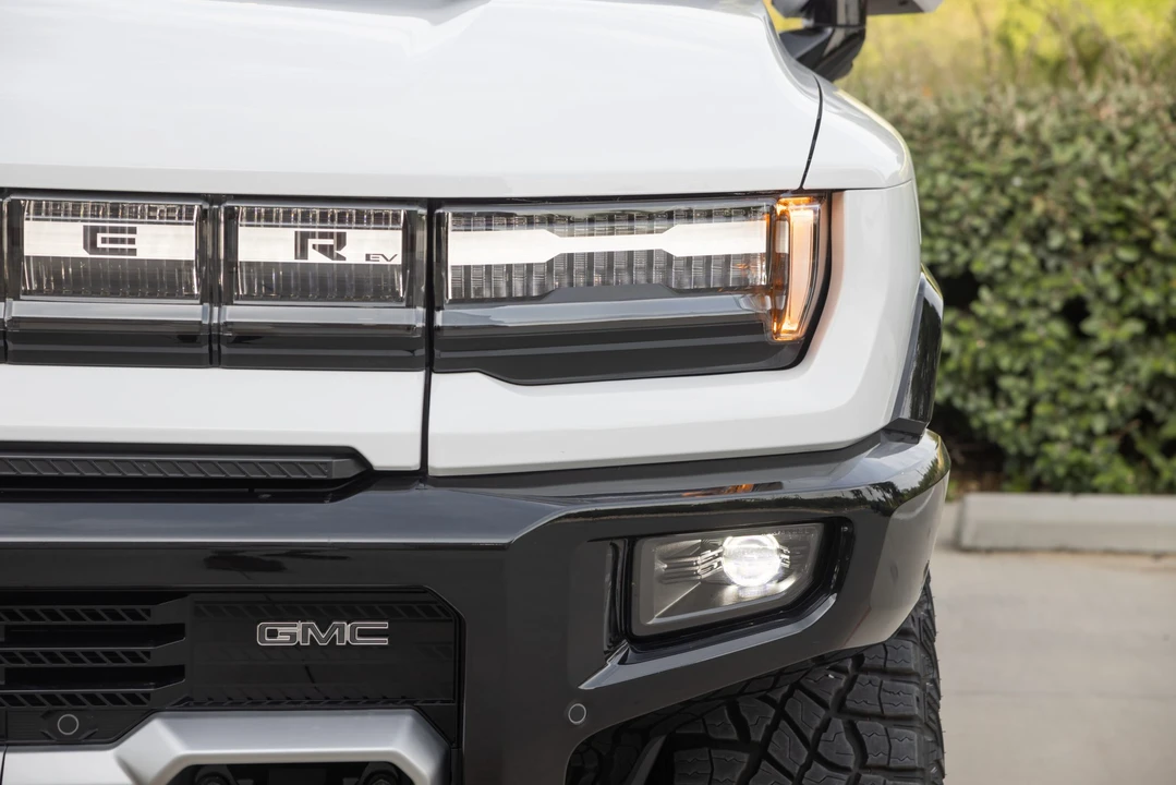 2022 GMC Hummer EV - Image 15 of 31