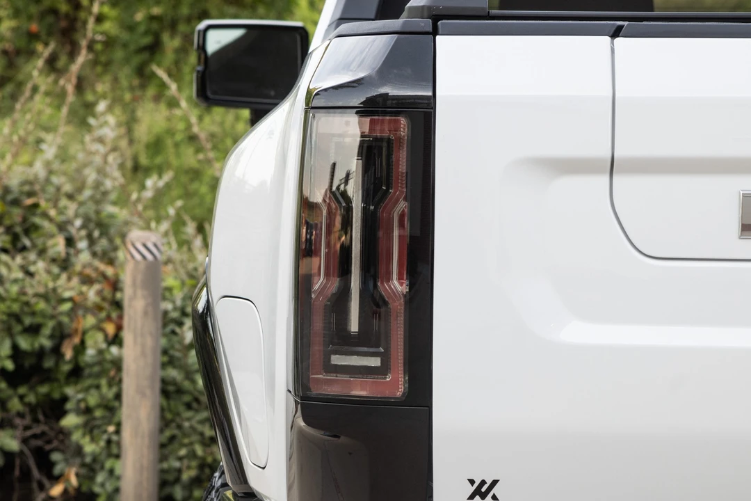 2022 GMC Hummer EV - Image 21 of 31