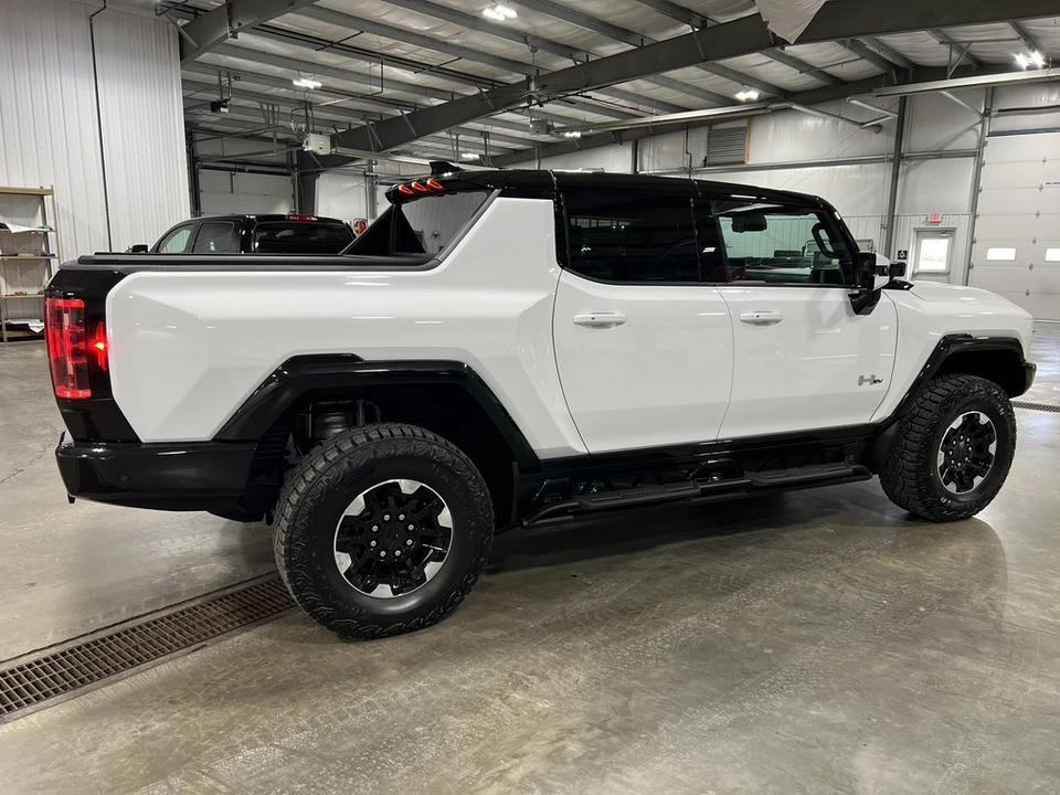 2022 GMC Hummer EV - Image 16 of 31