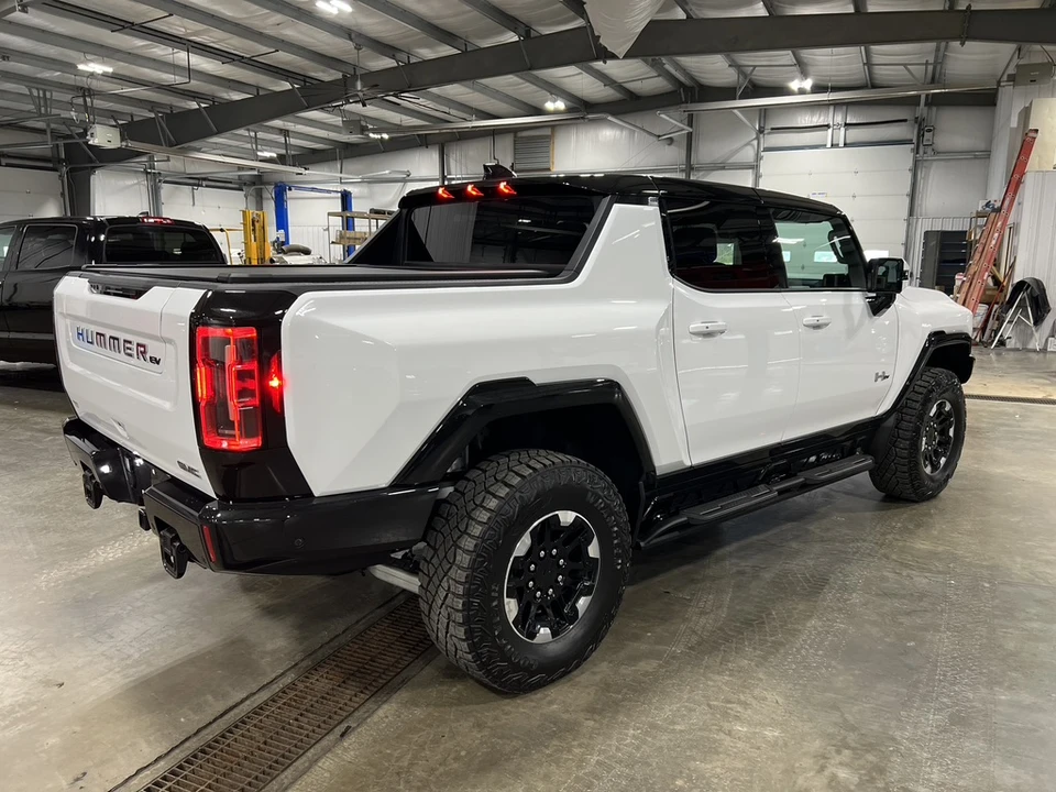 2022 GMC Hummer EV - Image 14 of 31