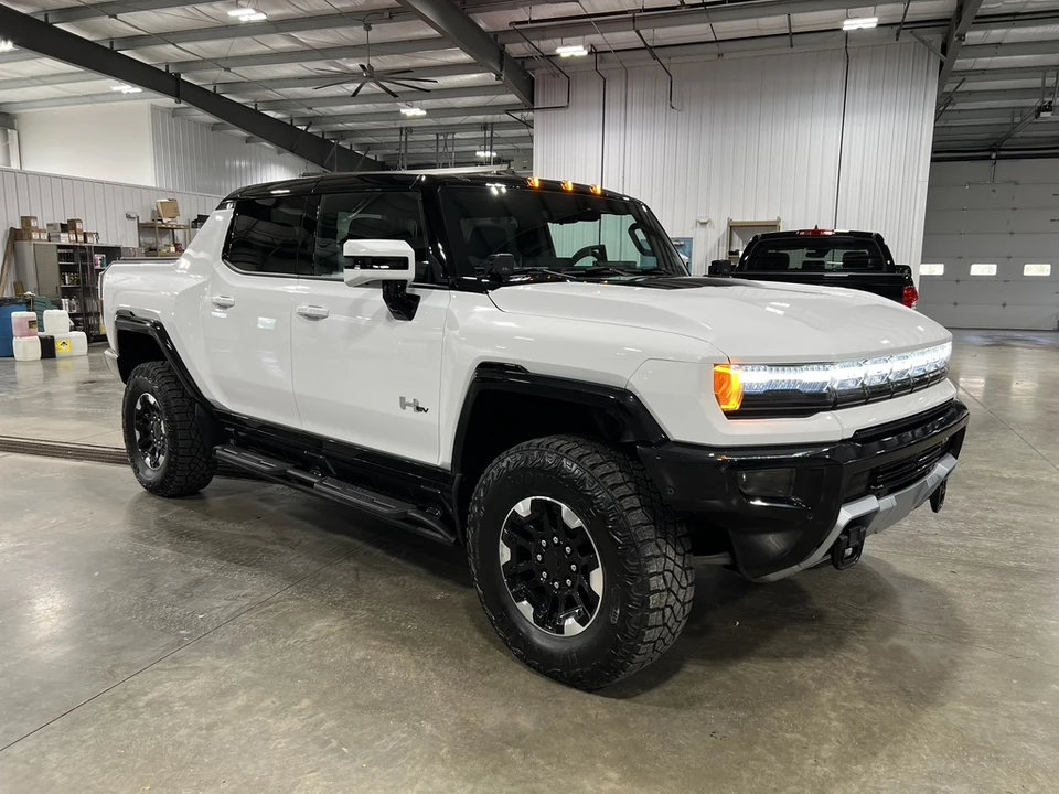 2022 GMC Hummer EV - Image 21 of 31