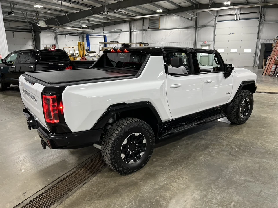 2022 GMC Hummer EV - Image 15 of 31