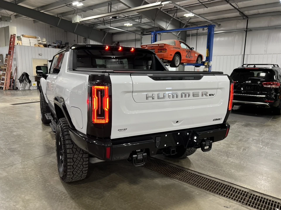 2022 GMC Hummer EV - Image 11 of 31