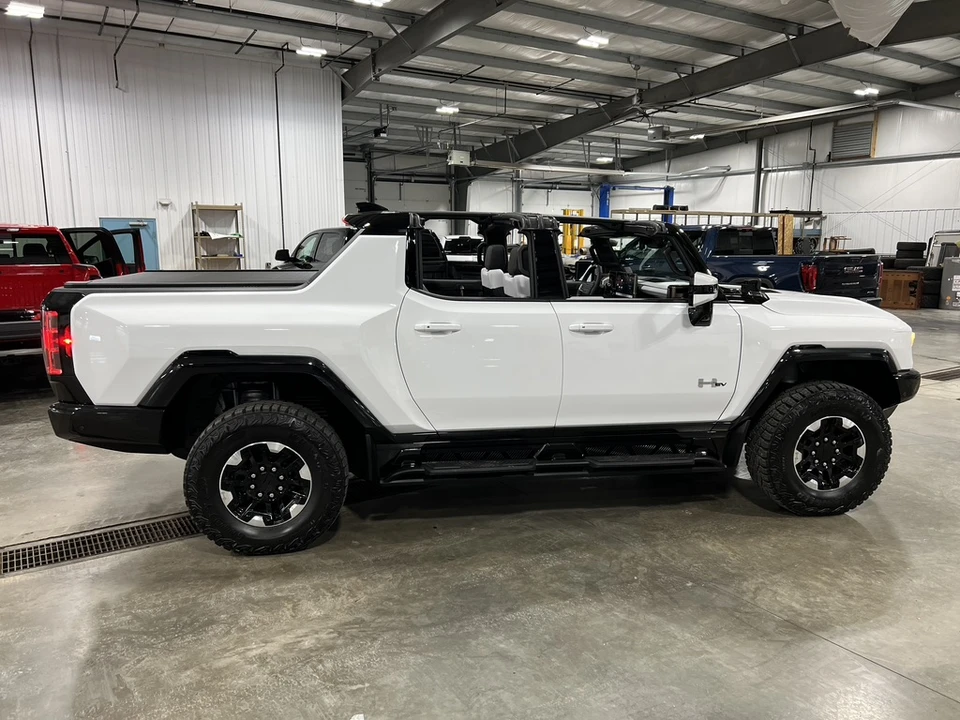 2022 GMC Hummer EV - Image 17 of 31