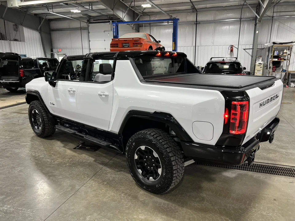 2022 GMC Hummer EV - Image 9 of 31