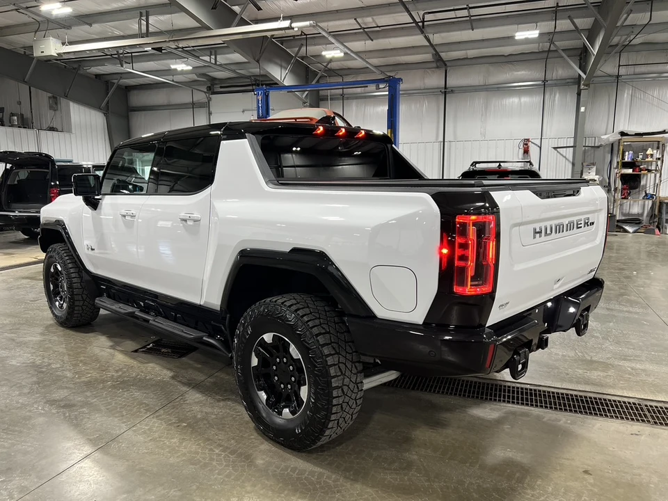 2022 GMC Hummer EV - Image 10 of 31