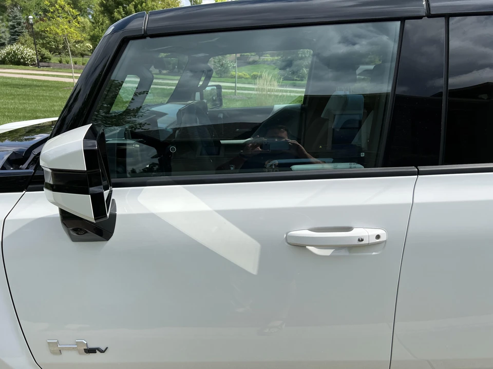 2022 GMC Hummer EV - Image 18 of 28