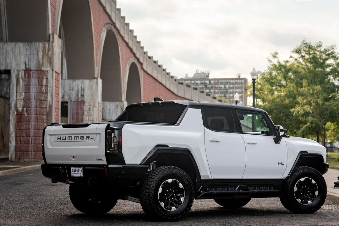 2022 GMC Hummer EV - Image 8 of 31